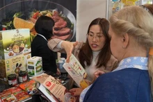 向俄罗斯消费者介绍越南食品。（图片来源：越通社）