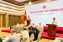 政府例行新闻发布会场景。（图片来源：越通社）