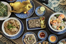 越南南部春节餐桌上的美食。