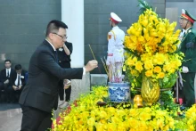 越共中央委员、越南《人民报》社总编辑、中央宣教部副部长、越南新闻工作者协会主席黎国明率领越南新闻工作者协会代表团出席越共中央总书记阮富仲吊唁仪式。