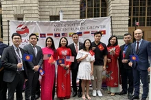 越南常驻联合国代表团成员参加在纽约举行的东盟盟旗升旗仪式。（图片来源：越通社）