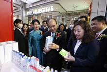 越南国家主席阮春福参观越南展位。（图片来源：越通社）