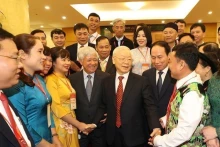 2021年11月24日，越共中央总书记阮富仲与前来参加贯彻落实越共十三大决议的全国文化会议的代表们。（图片来源：越通社）