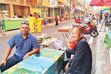 游客在越南街品尝越南美食。
