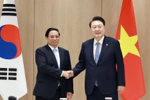 越南政府总理范明正会见韩国总统尹锡悦。（图片来源：VGP）