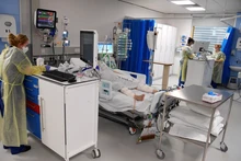 2021年1月20日，护士在英国米尔顿凯恩斯大学医院治疗病人。（图片来源：路透社）