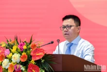 越共中央委员、《人民报》社总编辑、中央宣教部副部长、越南新闻工作者协会主席黎国明发表讲话。