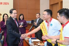 越南国会主席陈青敏与全国模范献血者会面。