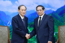 越南政府总理范明正会见日本首相特使、前首相菅义伟。（图片来源：越通社）