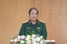 越南人民军副总参谋长冯士晋上将在开班仪式上发表讲话。