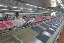 兴安省安美县安富纺织品服装公司生产链。（图片来源：越通社）