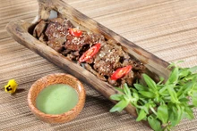 竹筒烤牛肉。（图片来源：越南画报）