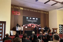 河内实验学校的六名学生按照当今世界上依然保留的犹太人传统点燃蜡烛悼念犹太人大屠杀遇难者。（图片来源：国际报）