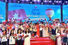 海外越南青年与组委会合影。