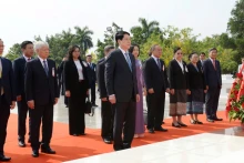 越南国家主席梁强同越南代表团上香缅怀凯山·丰威汉主席。