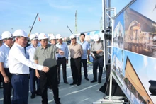 越南政府总理范明正对国家会展中心施工进度进行考察【组图】
