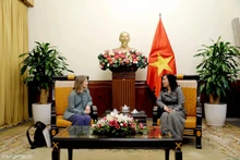 越南外交部副部长黎氏秋姮会见加拿大国防部副部长斯蒂芬妮·贝克。（图片来源：国际报）