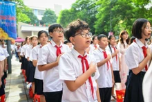 巴亭郡黃花探初中学校学生参加开学典礼。