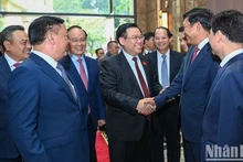 越南国会主席王廷惠向河内党委和政府以及人民拜年