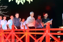 新加坡总理李显龙在栖旭桥上漫步。（图片来源：越通社）