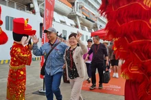 国际邮轮游客在下龙国际港入境。