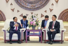 越南政府总理范明正会见中国广西壮族自治区党委书记刘宁。（图片来源：VGP）