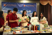 今年组委会补充了许多新书，供读者体验。（图片来源：越通社）