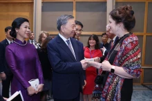 越共中央总书记、国家主席苏林和夫人与出席越美全面战略伙伴关系一周年纪念典礼的各位代表。（图片来源：越通社）