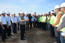 越南政府总理范明正在实地考察位于河内市东英县的国家会议展览中心项目施工情。