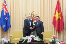 新西兰总理克里斯托弗•卢克森会见胡志明市人民委员会主席阮文得。（图片来源：越通社）