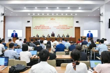 越南国会秘书长、国会办公厅主任裴文强主持新闻发布会，介绍第十五届国会第七次会议议程。
