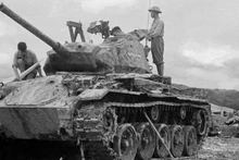 在奠边府阵线上，我军摧毁并缴获了多种美国品牌的现代武器和战争工具。（图片来源：越通社）