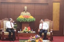 和平省委书记阮飞龙和印度驻越南大使桑迪普·阿里亚大使。