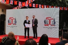 庆祝越英建交50周年标志颁奖仪式。