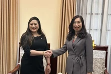 越南外交部副部长黎氏秋姮和美国商品期货交易委员会专员卡罗琳·范。