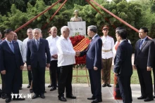 越共中央总书记、国家主席苏林和夫人走访位于古巴首都哈瓦那胡志明公园的胡志明主席雕像并敬献花圈。（图片来源：越通社）