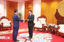 越南驻老挝大使阮明心向老挝人民革命党中央总书记、国家主席通伦·西苏里递交国书。（图片来源：越通社）