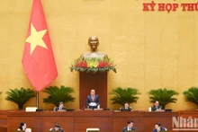 国会主席陈青敏发表讲话。