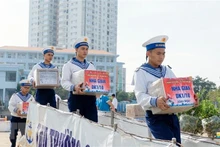 将年味送上DK1海上高脚屋。（图片来源：越通社）