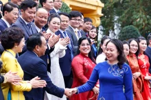 越南国家代主席武氏映春与越南青年企业家协会代表。（图片来源：越通社）