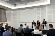 越南驻法国经济商务处首席代表武英山、越南驻马赛名誉领事阮功毕主持论坛。（图片来源：越通社）