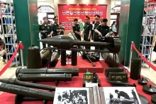游客参观在芹苴市举行的专题展。（图片来源：越通社）