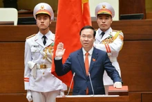 越南国家主席武文赏宣誓就职。