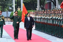 范明正总理检阅越南人民军队仪仗队。