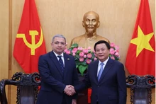 越共中央政治局委员、胡志明国家政治学院院长阮春胜会见阿塞拜疆驻越南大使绍夫吉·卡迈勒·奥格鲁·迈赫迪扎德。（图片来源：越通社）
