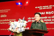 越南国防部外事局副局长裴仲孝大校在开班仪式上发表讲话（图片来源：人民军队报）