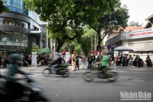 根据国葬组织委员会的通报，将于今天下午六时起，民众将可以在河内市陈圣宗街五号国家殡仪馆吊唁阮富仲总书记逝世。