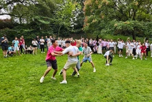 青年们热情参加夏令营。