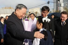 苏林总书记、国家主席苏林造访蒙古国以胡志明主席名字命名的学校。（图片来源：越通社）