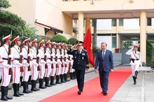 公安部部长苏林大将与韩国警察厅厅长尹熙根共同检阅仪仗队。（图片来源：越通社）